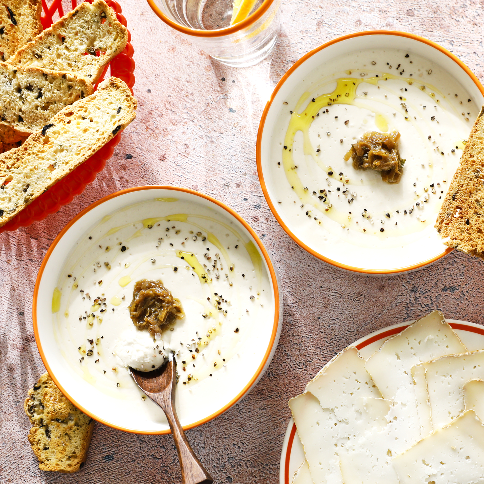 Salsa española con queso manchego