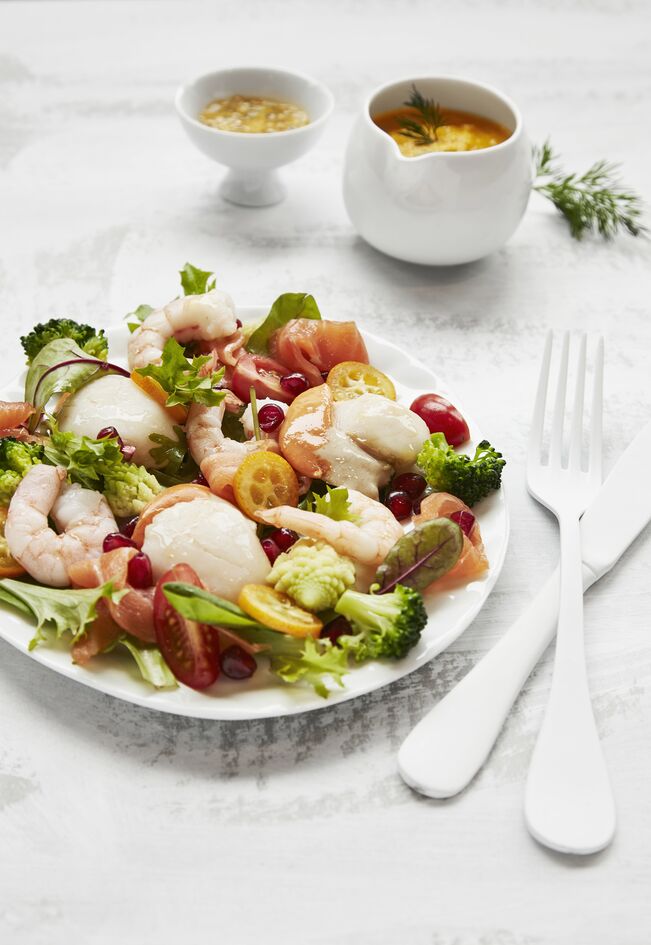 Ensalada de marisco con salsa de maracuyá