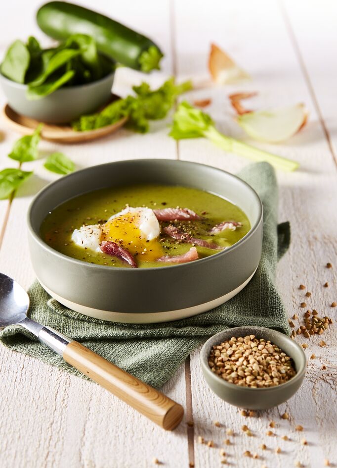 Sopa de trigo sarraceno con espinacas y huevos pasados por agua