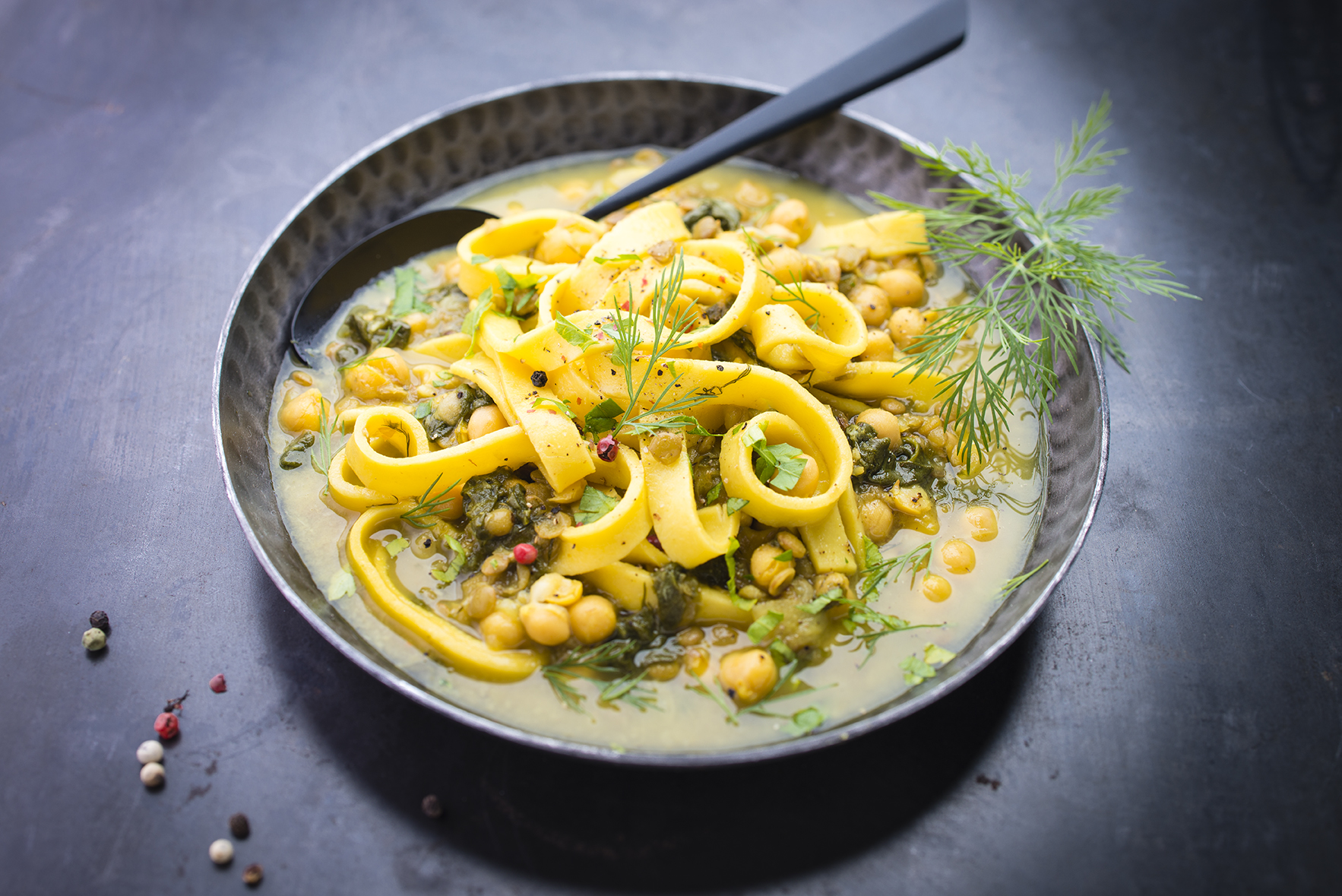 Sopa de noodles e legumes secos