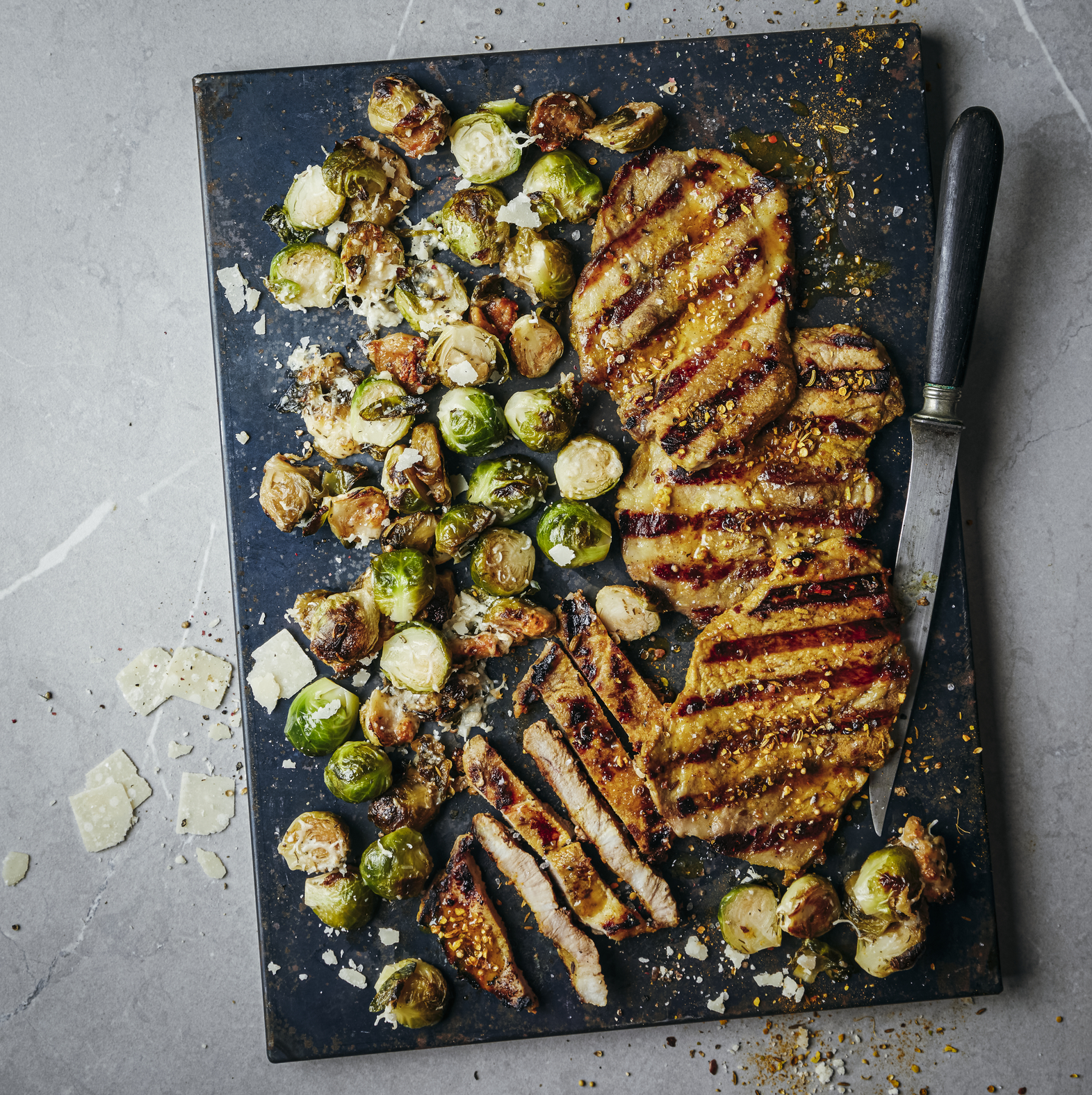 Lomo de cerdo a la parrilla y coles de Bruselas con parmesano