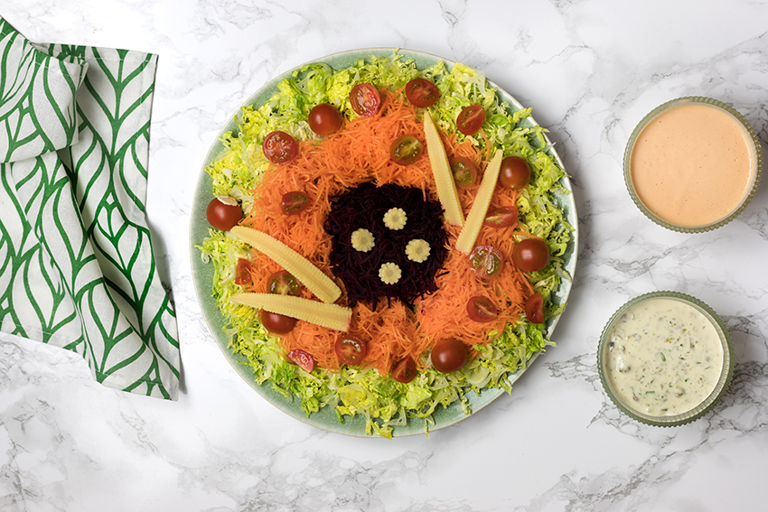 Ensalada multicolor con salsa tártara y salsa rosa