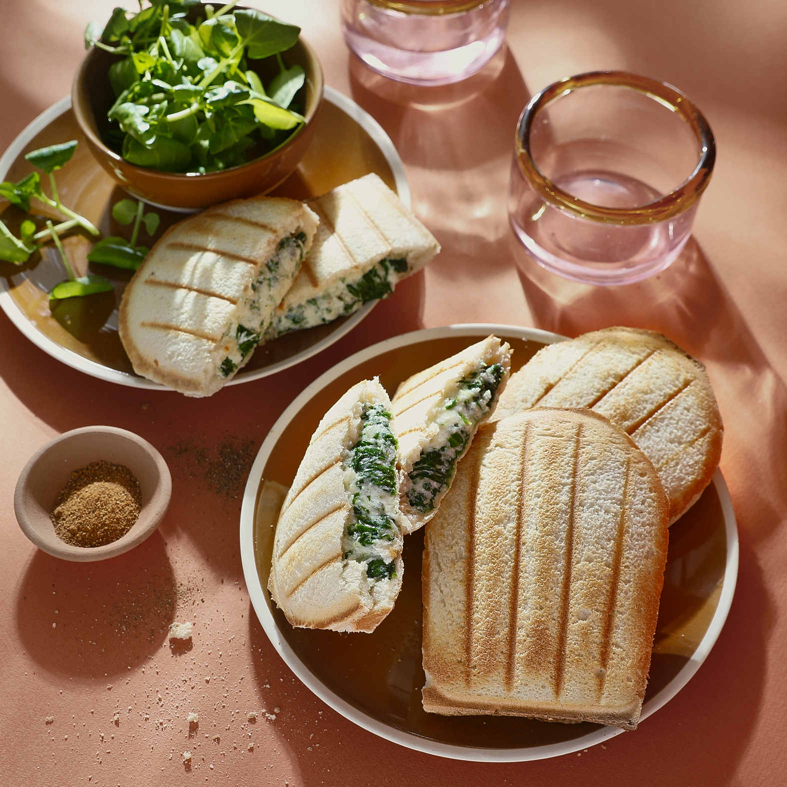Getoastetes Sandwich mit Spinat und Ricotta