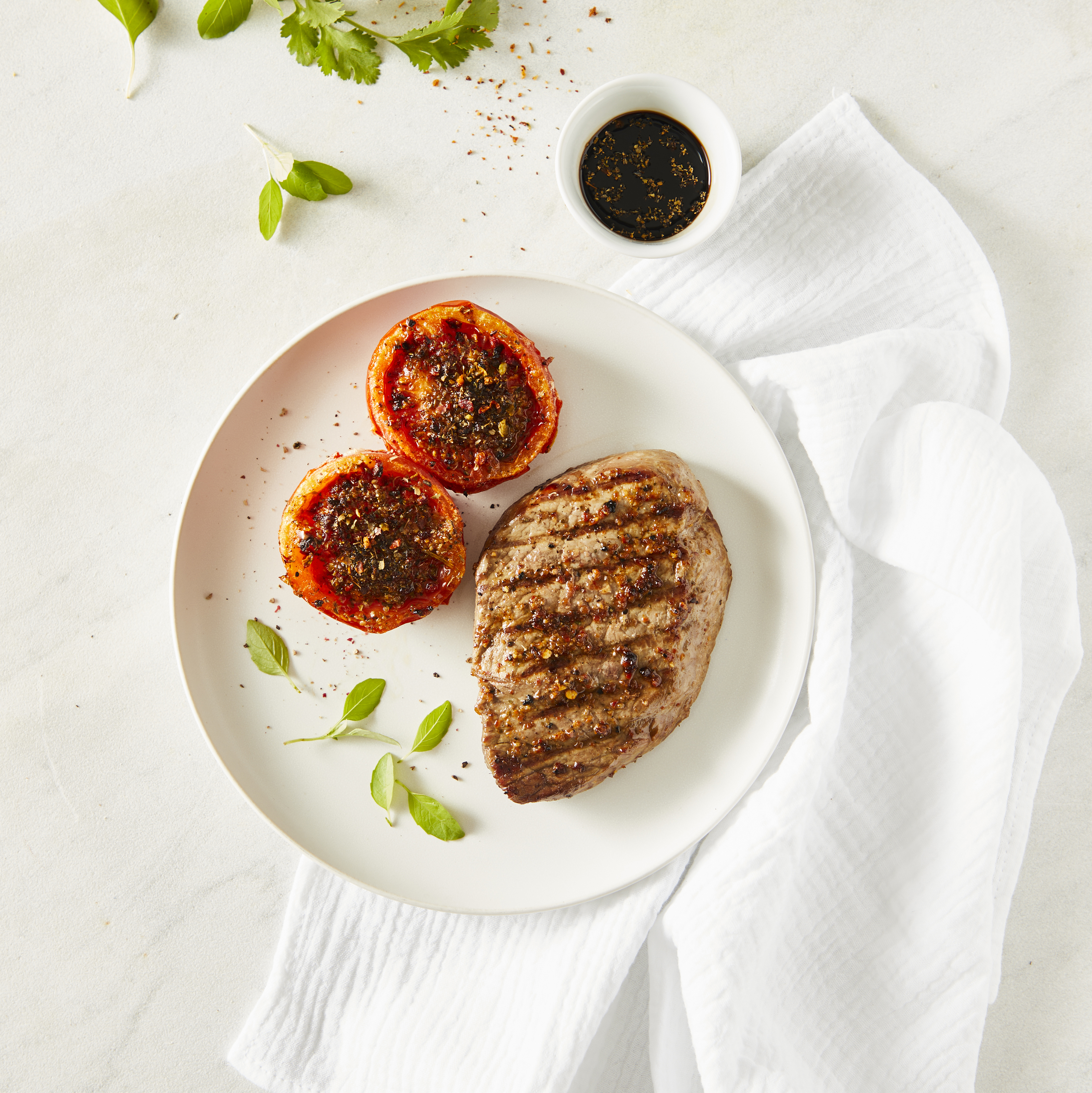 Filete a la parrilla con tomates asados