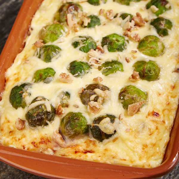 Rosenkohl-Auflauf mit Käse und gerösteten Walnüssen
